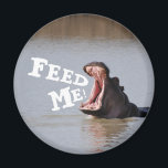 Füttre mir! Hippo Funny Kühlschrank Magnet<br><div class="desc">Foto eines halb untergetauchten Hippopotamus mit einem Kopf,  der aus dem Wasser springt,  und es ist riesige Kiefer offen,  die weit gefüttert werden mussten. Angemessener lustiger Kühlschrankmagnet.</div>