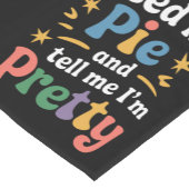 Füttre mir Kuchen und sag mir, ich bin Hübscher Er Kurzer Tischläufer (Ecke)