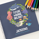 Future Marine Biologe Foto Spiral Notebook Notizblock<br><div class="desc">Stellen Sie sich vor,  jeden Tag mit diesen phantastischen Meereslebewesen zu arbeiten. Träumt Ihr Kleiner davon,  Meeresbiologe zu sein,  oder vielleicht sind sie nur die Liebe des Ozeans und all seiner faszinierenden Meerestiere. Dieses Spiralheft zeigt den Walhai,  Hammerhaie,  Oktopus,  Rochen und den Hochseeanglerfisch,  zusammen mit einem kleinen Taucher.</div>