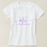 Future Mrs. Chic Script Individuelle Name Bride zu T-Shirt<br><div class="desc">Zukünftige Frau moderne und stilvolle individuelle Name T - Shirt mit dem Text Frau in leuchtend lila elegante Drehkalligraphie. Fügen Sie einfach den verheirateten Namen der Braut hinzu und das perfekte Brautparty Geschenk ist für Sie bereit zu geben. Exklusiv für Sie entworfen von Happy Dolphin Studio.</div>