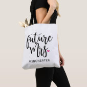 Future Mrs (Ihr Name) Black Script Tasche (Von Nahem)