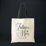 Future Mrs. Individuelle Name Wedding Tote Bag Tragetasche<br><div class="desc">Zukünftige Frau Individuelle Name Wedding Tote Bag - Custom Tote Tasche bietet moderne Skripttypografie und ist mit Ihrem zukünftigen Nachnamen personalisiert. Schriftart wird mit einem Verlobung-Ring betont. Schwarz-Weiß dargestellt.</div>