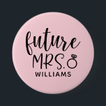 Future Mrs Junggeselinnen-Abschied Button<br><div class="desc">Feiern Sie Ihre bevorstehende Hochzeit mit diesem "Future Mrs." Button mit Ihrem zukünftigen Nachnamen.</div>