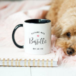 Future Mrs Personalisiert Black Script Name Weddin Tasse<br><div class="desc">Die Tasse "Future Mrs." für Hochzeitskaffee in der Muttersprache ist mit modernen schwarzen Schriftzeichen personalisiert,  die mit dem verheirateten Nachnamen und dem Hochzeitstermin der Braut werden können. Enthält einen niedlichen rosa Herzinfarkt. Das ist die verlobte Braut!</div>