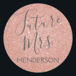 Future Mrs Pink Rose Gold Brautparty Runder Aufkleber<br><div class="desc">Zukünftige Frau Imitate Sparkle und Glitzer Rosa Rose Gold Sticker. Der Future Mrs. Aufkleber verwendet die beliebte Rose Gold Hintergrund und graue Typografie. Dieser Aufkleber dient zum Siegel der Future Mrs. Umschläge.</div>