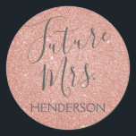 Future Mrs Pink Rose Gold Brautparty Runder Aufkleber<br><div class="desc">Zukünftige Frau Imitate Sparkle und Glitzer Rosa Rose Gold Sticker. Der Future Mrs. Aufkleber verwendet die beliebte Rose Gold Hintergrund und graue Typografie. Dieser Aufkleber dient zum Siegel der Future Mrs. Umschläge.</div>