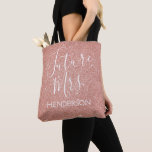 Future Mrs Rose Gold Blush Pink Sparkle Glitzer Tasche<br><div class="desc">Future Mrs - Bride Imitats Sparkle und Glitzer Rose Gold Blush Pink Can Beutel,  die perfekt für eine Rose Gold oder Blush Pink Junggeselinnen-Abschied. Diese Zukunft Frau Bag ist perfekt für einen Junggeselinnen-Abschied. Der Name der Braut kann auf dieser Tasche aktualisiert werden.</div>