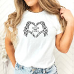 Future Mrs Women Shirts Gothic Skeleton Hands<br><div class="desc">Dies ist ein gotisch inspiriert "Future Mars" Shirt mit Skeletthand und einem launenhaften dunklen Design. Bearbeiten Sie alle Farben und Formulierungen, um diese Tasse Ihren Anforderungen und Ihrem persönlichen Stil anzupassen. Wählen Sie "Personalisieren Sie diese Vorlage", um weitere Änderungen vorzunehmen :) * FÜR EIN ÜBERSICHTLICHES AUSSEHEN MIT DER MODELL-GRÖSSE BIS...</div>