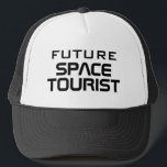 Future Space Tourist lustige Science Fiction Truckerkappe<br><div class="desc">Future Space Tourist lustige LKW-Hut. Coole moderne Typografie-Kappe für Männer und Frauen. Spaß Geburtstagsgeschenk Idee für Menschen in Weltraum Reisen,  Science Fiction,  Science-Fiction-Filme,  NASA,  Raketen etc. Kaufen Sie eine für Ihre Mitarbeiter,  Freunde,  Familie.</div>