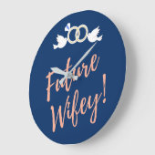 Future Wifey Love Birds in Deep Blue Große Wanduhr (Winkel)