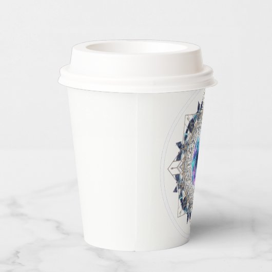 Futuristic Crystal Mandala – Geometric Tech Art Pappbecher (Rechts)