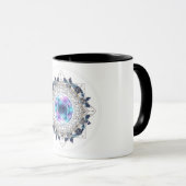 Futuristic Crystal Mandala – Geometric Tech Art Tasse (VorderseiteRechts)