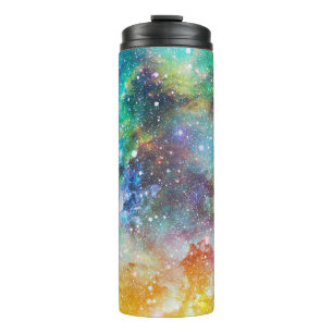 Futuristischer Raum, nebeliger Hintergrund. Thermosbecher