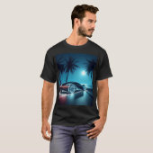 Futuristischer Sportwagen im Neonlicht vor Palmen T-Shirt (Vorne ganz)