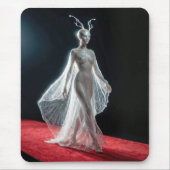 Futuristisches Alien-Modell in Spinnennetz-Kleid Mousepad (Vorne)