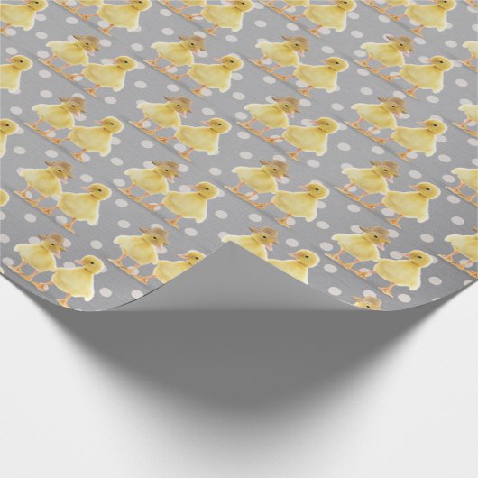 Fuzzy Duckling Couple auf Polka Docks Geschenkpapier (Ecke)