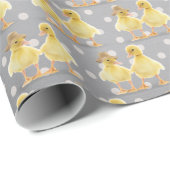 Fuzzy Duckling Couple auf Polka Docks Geschenkpapier (Rolleneckpunkt)
