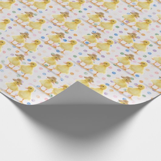 Fuzzy Duckling Couple auf Polka Docks Geschenkpapier (Ecke)