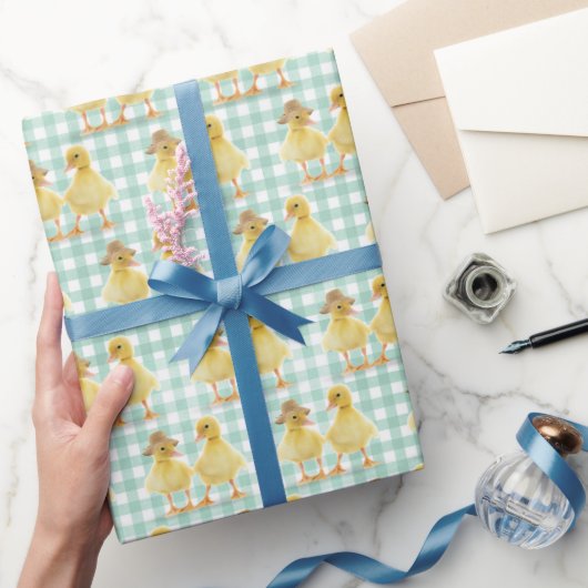 Fuzzy Duckling Couple on Gingham Geschenkpapier (Schenken)