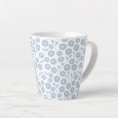 Fuzzy Flower Rpt Pattern Blue on White Milchtasse (Rechte Ecke)