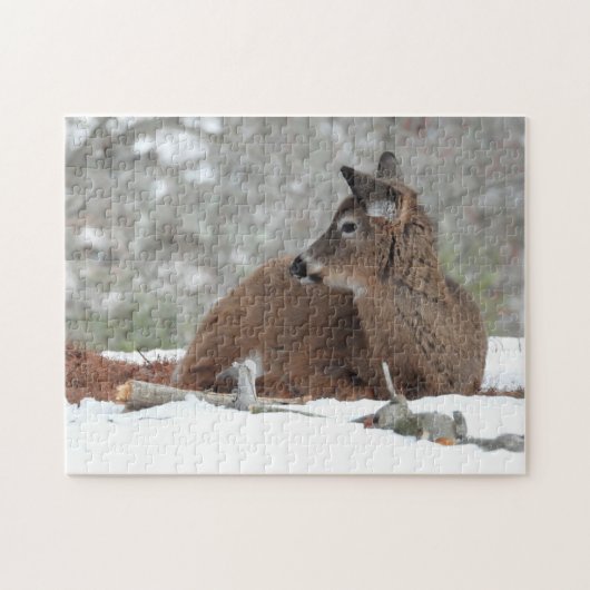 Fuzzy White Tails Hirsch Fawn ruht im Schnee Puzzle (Horizontal)