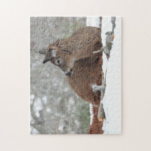 Fuzzy White Tails Hirsch Fawn ruht im Schnee Puzzle (Vertikal)