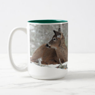 Fuzzy White Tails Hirsch Fawn ruht im Schnee Zweifarbige Tasse