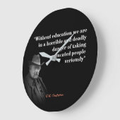 G.K. Chesterton Quote on Education Große Wanduhr (Winkel)
