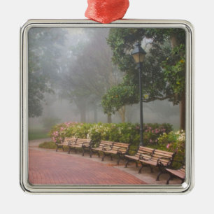 GA Savannah, Azaleen entlang eines Ziegelsteinwege Silbernes Ornament
