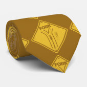 Gabel auf der Straße lustiges Verkehrszeichen Krawatte (Gerollt)