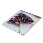 Gabel, die Heidelbeerkuchen auf Platte schneidet Fliese (Seite)