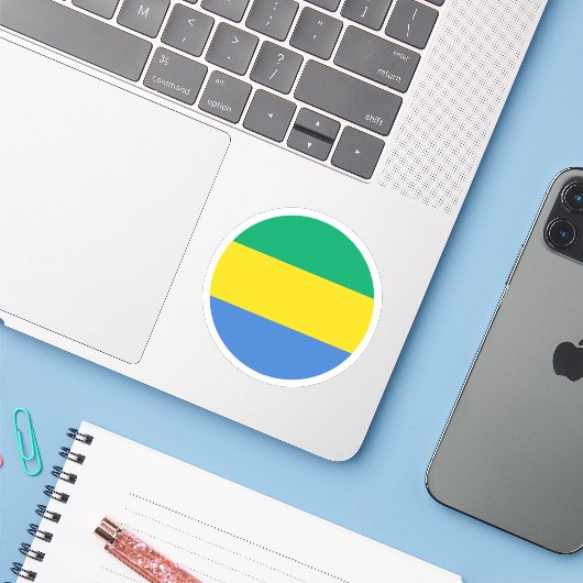 Gabon Flag Round Sticker (Laptop mit iPhone)