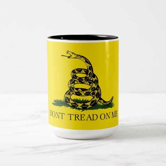 Gadsden Flag (Don't Tread on Me) (Schlangenflagge) Zweifarbige Tasse (Mittel)