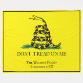 Gadsden Flag Tread on me Family Name Estd Dt Fleecedecke (Vorderseite (Horizontal))
