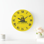 Gadsden Flag (Tread's on Me) Wall Clock Große Wanduhr (Zuhause)