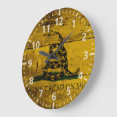 Gadsden-Flagge auf Altholzkörner Große Wanduhr (Winkel)
