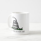 Gadsden-Flagge "treten nicht auf mir " Kaffeetasse (Vorderseite Links)