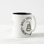 Gadsden-Kaffee-Tasse Zweifarbige Tasse (VorderseiteRechts)