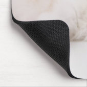 Gähnen Kätzchen auf weißem Hintergrund. Mousepad (Ecke)