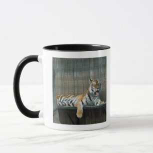 Gähnender Tiger im Käfig am Zoo Tasse