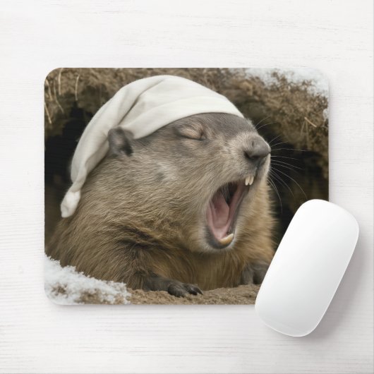 Gähnender Waldmurmeltier mit Nachthaube Mousepad (Mit Mouse)