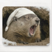 Gähnender Waldmurmeltier mit Nachthaube Mousepad (Vorne)