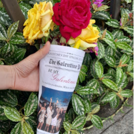 Galentines Day Newspaper Blume Bouquet Lips Geschenkpapier