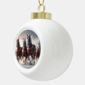 Galloping durch den Schnee: Die magischen Pferde d Keramik Kugel-Ornament (Rechts)