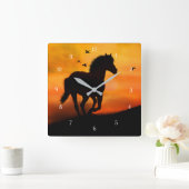 Galloping Horse and Birds in Sunset Quadratische Wanduhr (Zuhause)