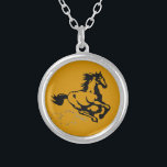 Galloping Horse Wild und frei Versilberte Kette<br><div class="desc">Eine fantastische Abbildung eines galoppierenden Pferdes. Dieses Pferd ist eine goldene Kastanienbraun mit schwarzer Mane und Schwanz. Man sieht ihn schnell galoppieren,  wobei Staubwolken von seinen Heelsen aufgeworfen werden. Sein Mann und Schwanz fliegen in der Brise. Ideal für Pferdefreunde.</div>