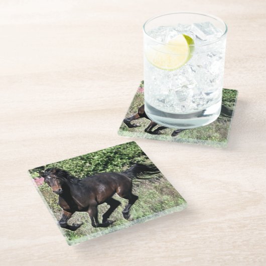 Galloping Kastanienpferd Glasuntersetzer (Schrägansicht)