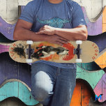 Galloping White Horss in Sunset Glory, Retro Wild Skateboard<br><div class="desc">Dieses atemberaubende Skateboarddesign besticht durch ein kräftiges, weißes Pferd, das vor einem strahlenden Sonnenuntergang vorwärts galoppiert. Das Kunstwerk verkörpert Freiheit, Energie und einen ungezähmten Geist, mit einer reichen Palette an sandigem Beige, intensiven Rottönen und schattigen Details. Inspiriert von der Ästhetik des Reiseplakats der 50er Jahre, vereint es den Vintagen Charme...</div>