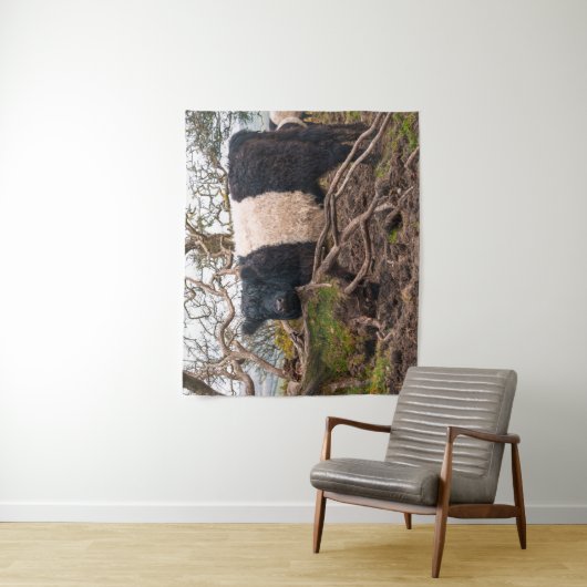 Galloway Kuh Stehend von gefallenem Baum Wandteppich (Beispiel)