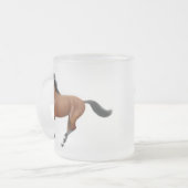 Galoppierende Bucht-Pferdemattierte Tasse (Vorderseite Links)